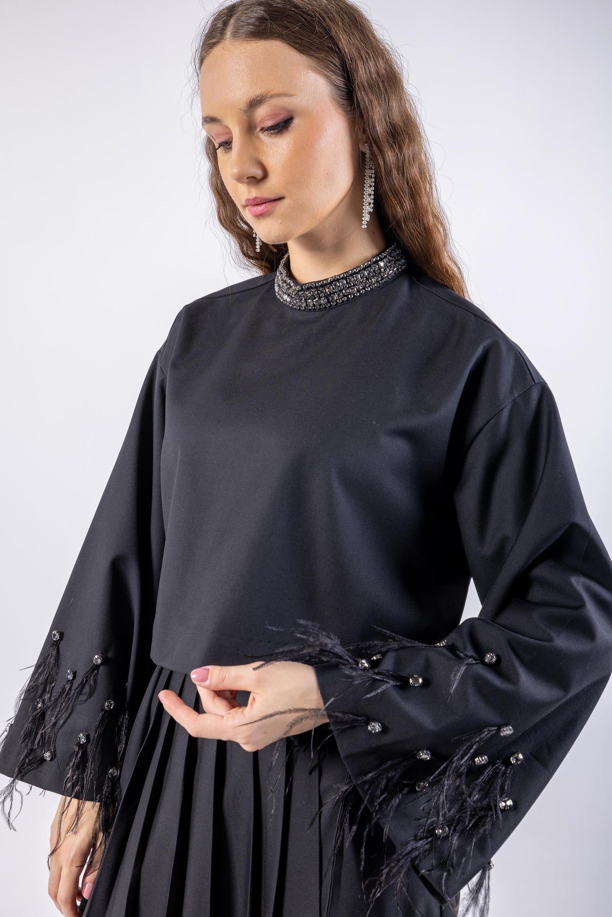 Feather Sleeves & Embellished Neckline Top\ب مامكأب شير ةنيزو ىلع طخ ق