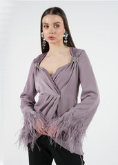 Feather Sleeve Draped Blouse/بلوزة بأكمام ريشة مع تصميم متمّوج