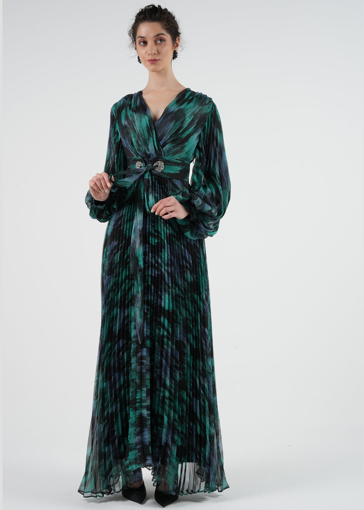 Floral Print Pleated Maxi Dress with Embellished Belt/فستان ماكسي مطبوع بأزهار مع تنسيق بليسيه وحزام مزخرف